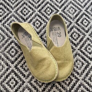 NWOT Vibae Zuma Linen Sagebrush Green Unisex Slip Ons 🌵